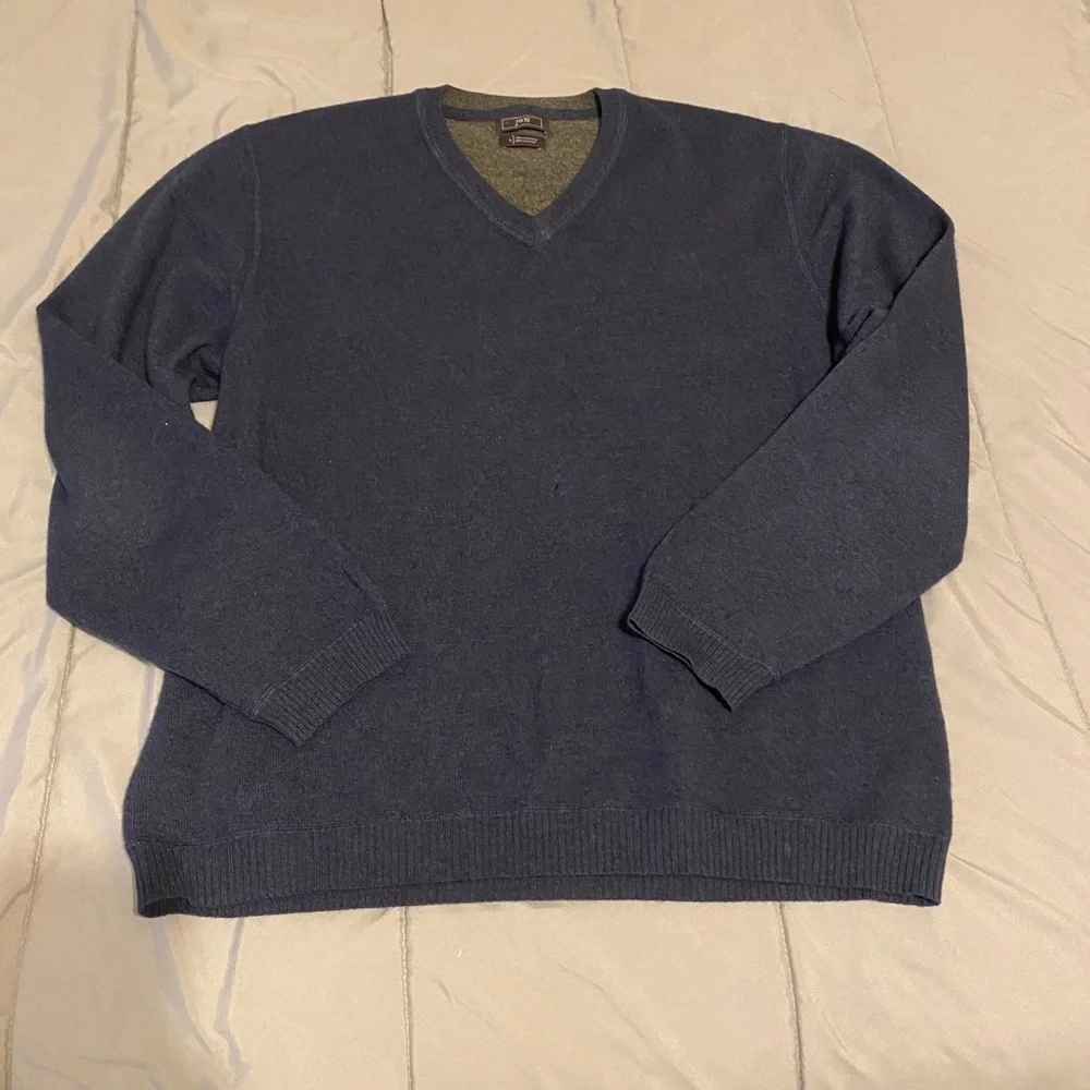 John W Nordstrom 100% cashmere V-Neck sweater